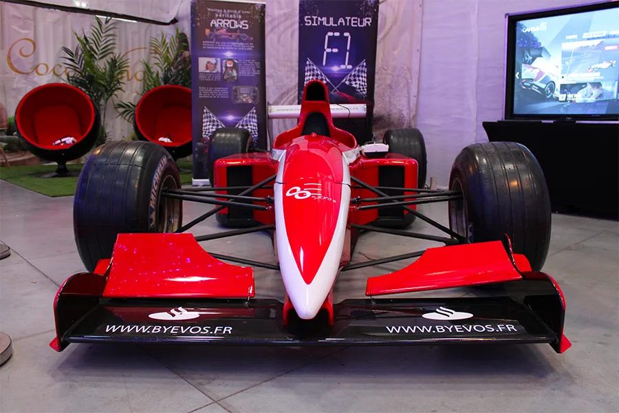 Vue de face de la monoplace Formule 1 VR